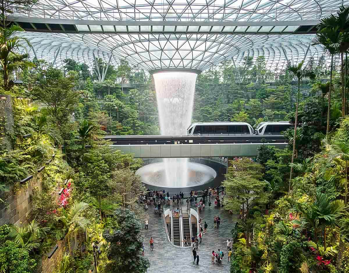 Cachoeira interna rodeada por vegetação tropical no aeroporto Jewel Changi, em Singapura.