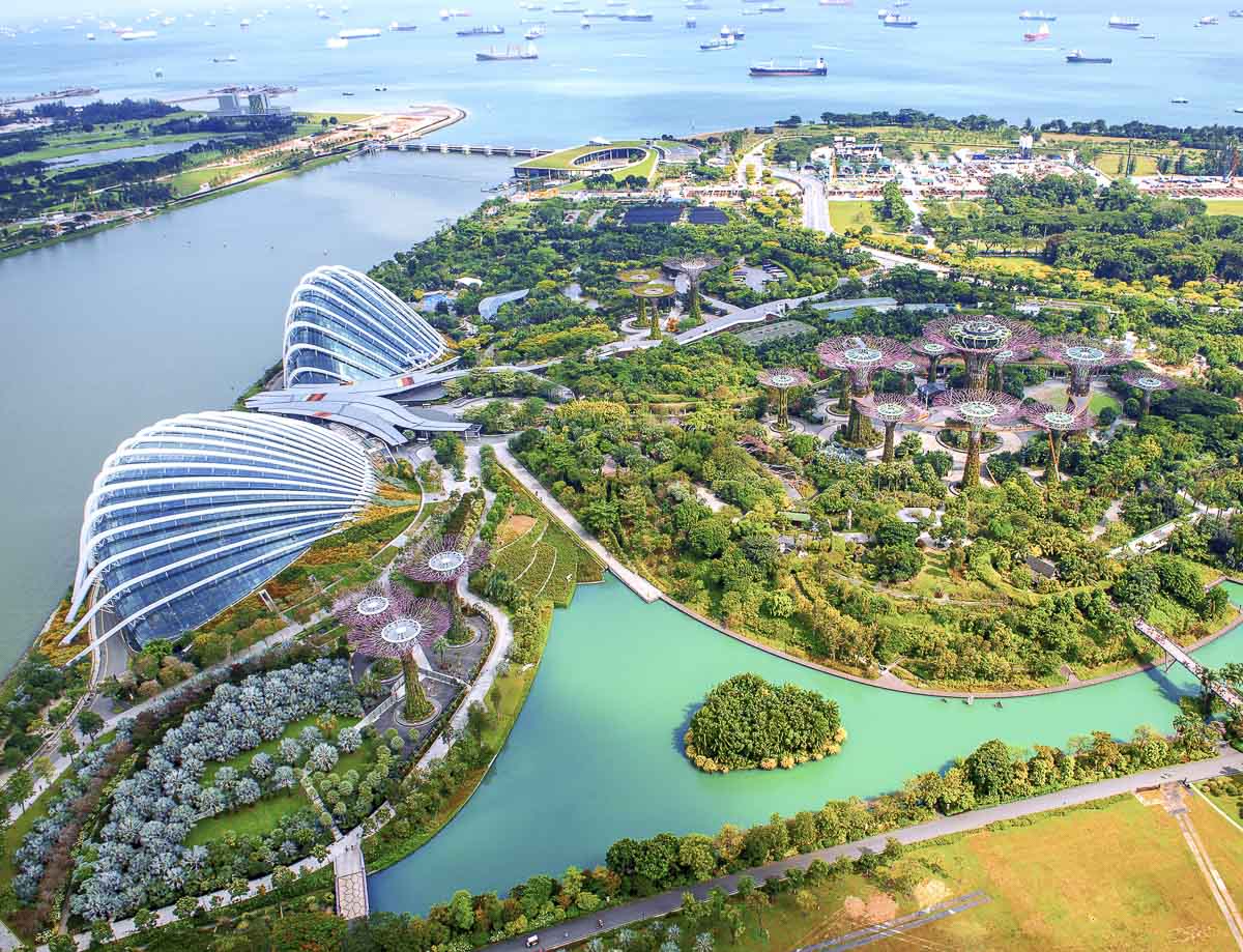 Vista aérea do Gardens by the Bay, com as estufas e as árvores artificiais de Singapura.