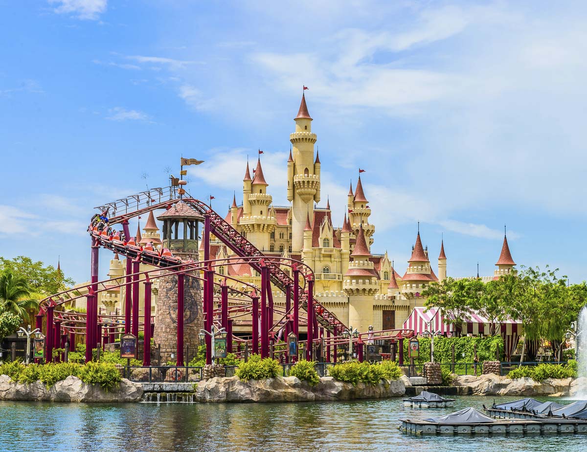 Montanha-russa em frente ao castelo do parque Universal Studios em Sentosa, Singapura.
