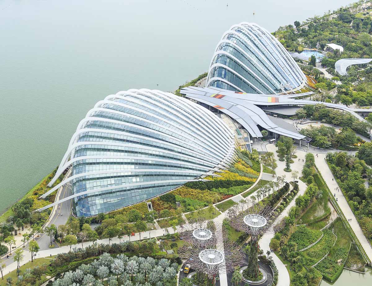 Vista aérea das estufas Flower Dome e Cloud Forest no Gardens by the Bay em Singapura.