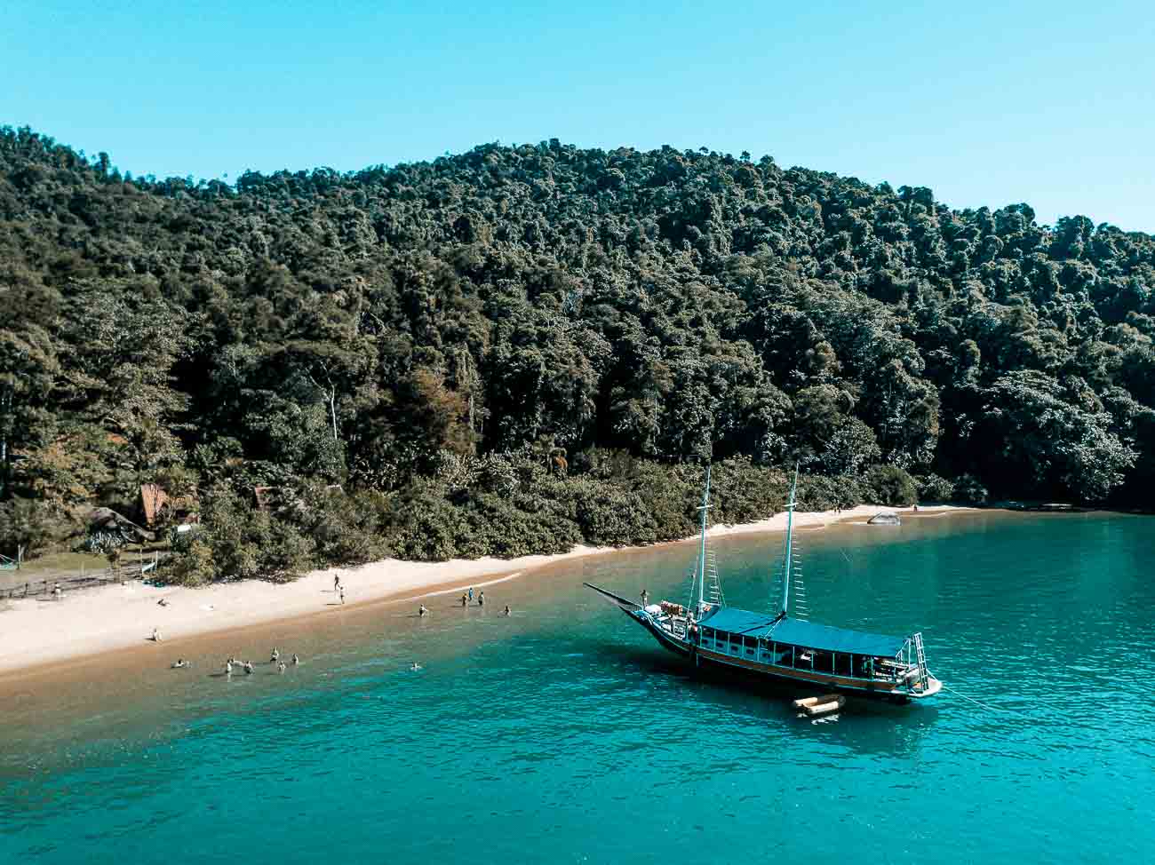 Melhores praias de Paraty - Escuna Praia Vermelha