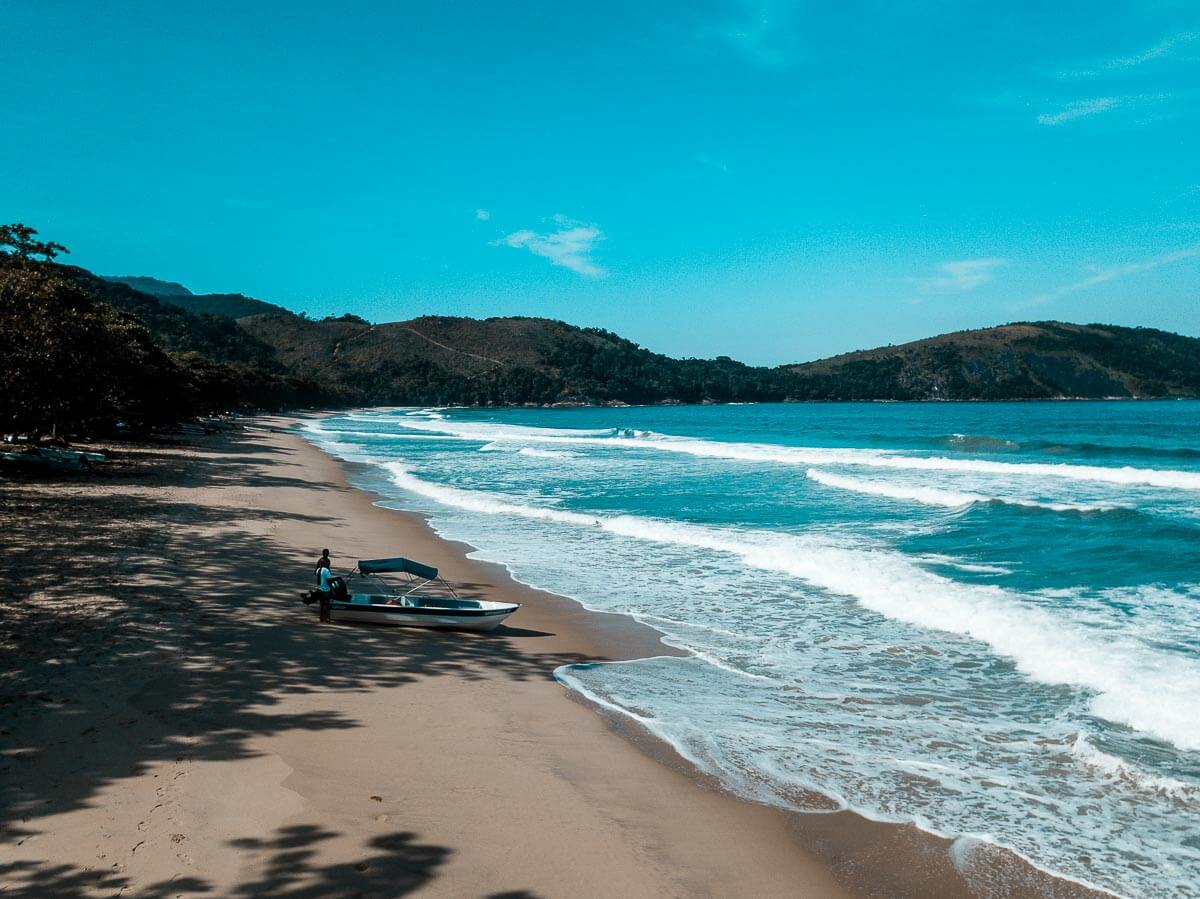 Praia do Sono - barqueiros esperando a hora de entrar
