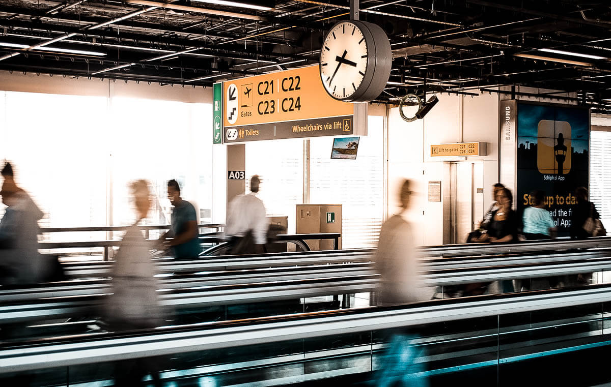 Cobertura de seguro viagem - pessoas na esteira