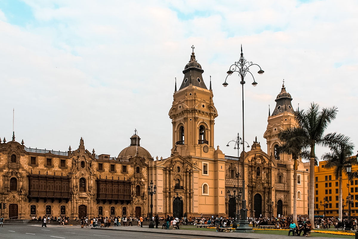 A histórica Basílica Catedral de Lima.