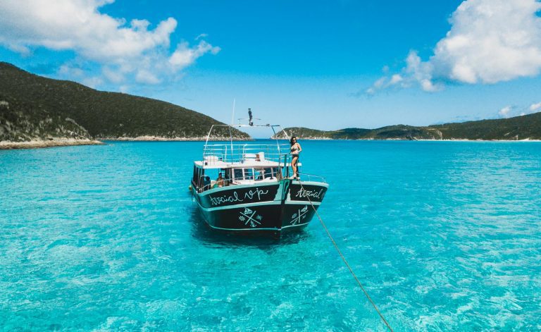 Passeio de barco em Arraial do Cabo: TOP dicas (+ desconto!)