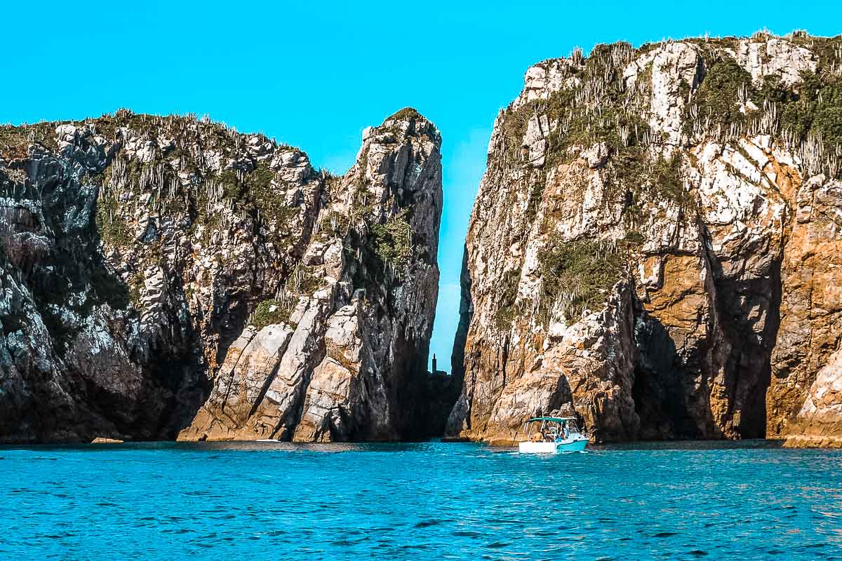 Passeio de barco em Arraial do Cabo - Fenda de Nossa Senhora