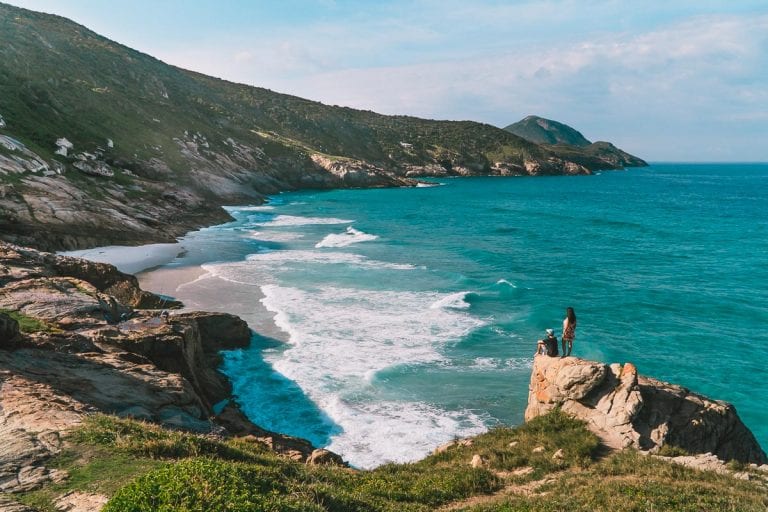 As melhores trilhas em Arraial do Cabo: roteiros e dicas importantes