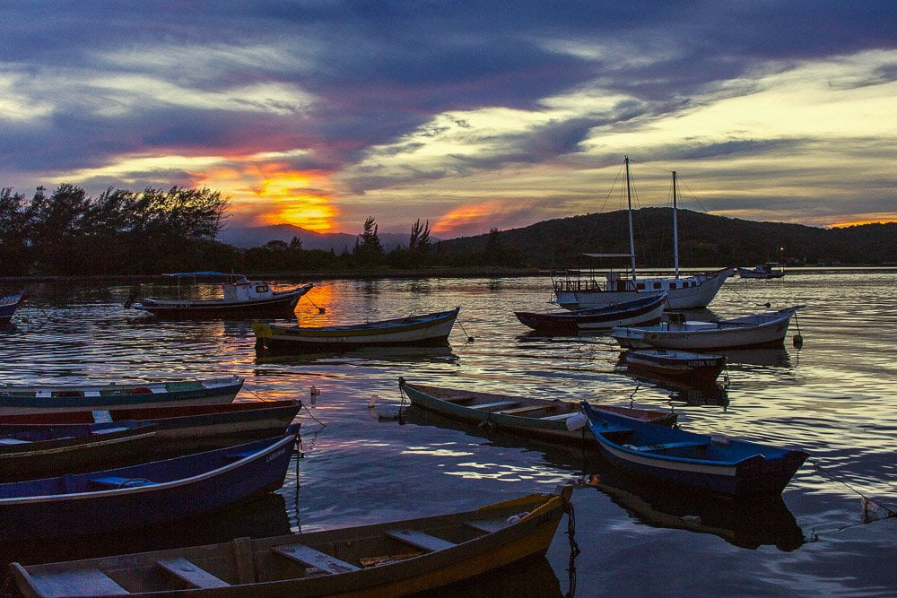 Por do sol e barquinhos no canal do Itajuru em Cabo Frio, outro lugar para conhecer no RJ