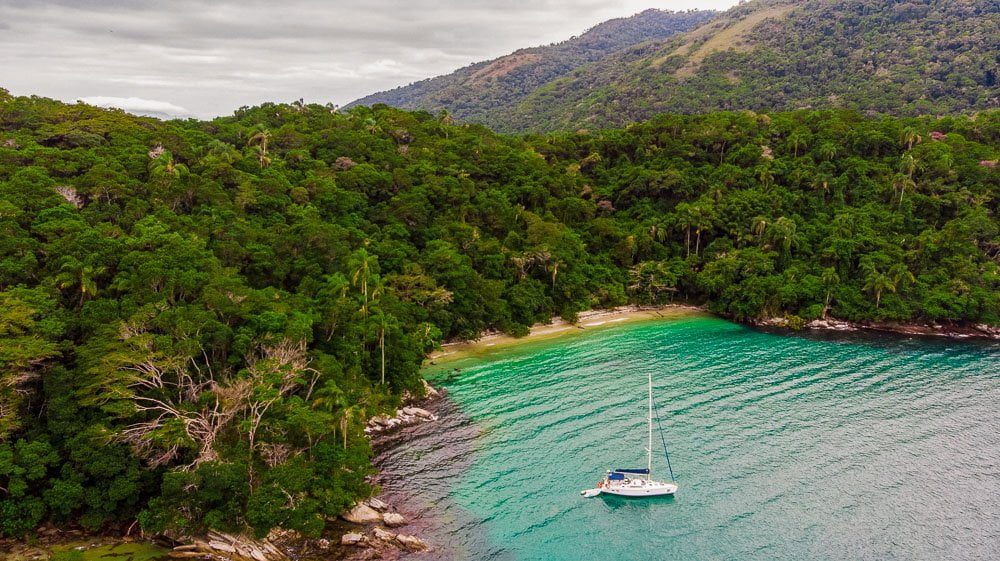 vista aérea da Praia de Gruximama em Angra dos Reis, um dos melhores lugares para conhecer no Rio de Janeiro