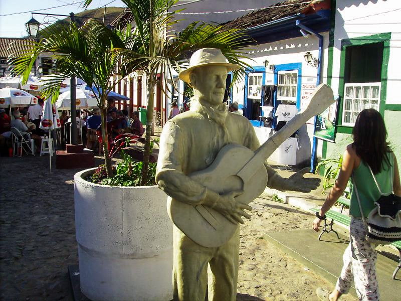 Estátua José Borges de Freitas Netto, fundador do Museu da Serenata em Conservatória, RJ