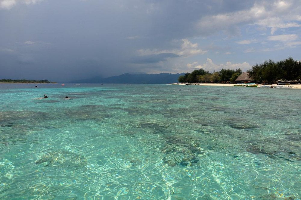 Águas cristalinas em Gili Trawagan perfeita para snorkelling nas Ilhas Gili