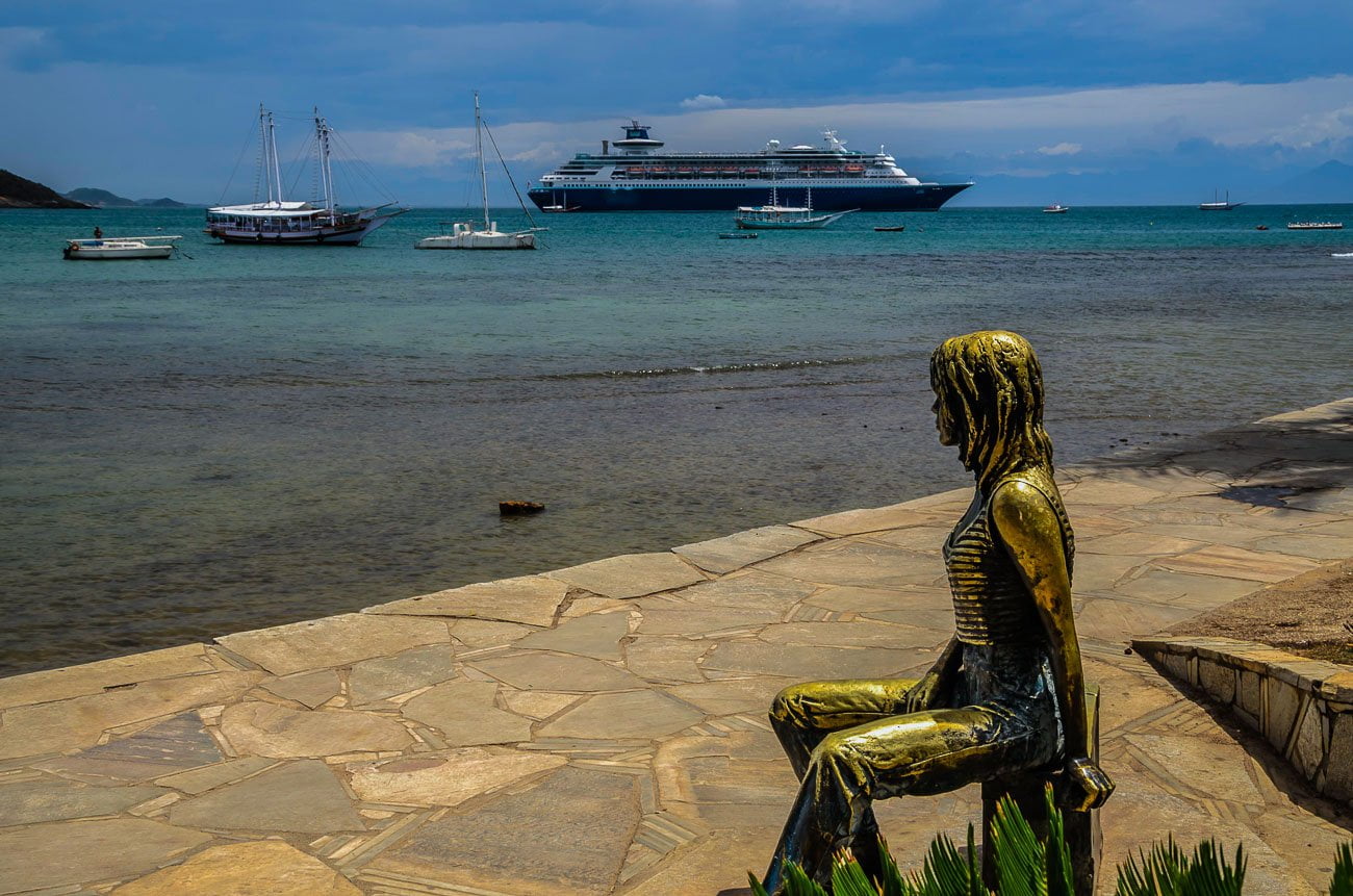 Estátua de Brigitte Bardot de frente para o mar