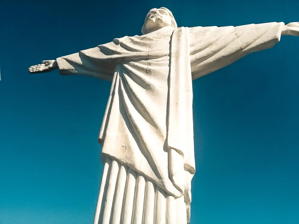 Cristo Redentor de Águas de Lindóia, visto por baixo