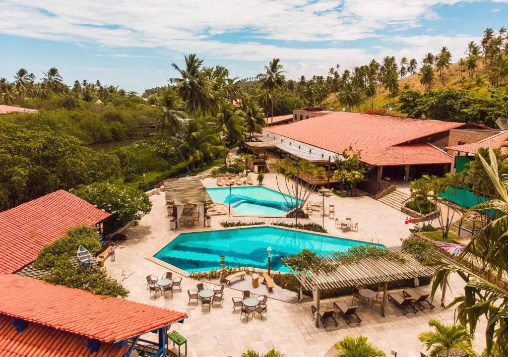 Vista aérea de duas piscinas do resort all inclusive em Maragogi Salinas