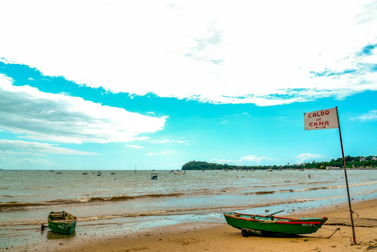 Praia da Armação com barquinhos de pescadores na areia.