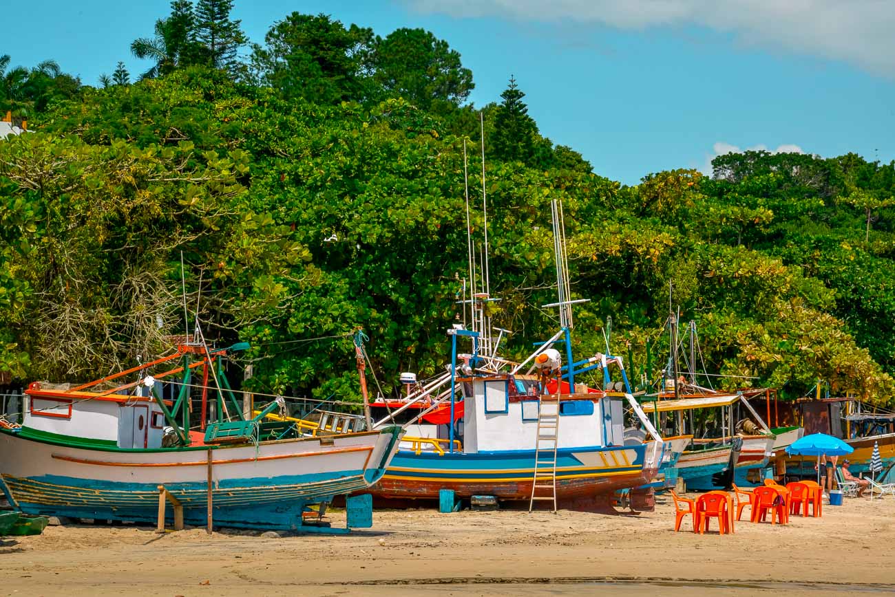 Barcos de pescadores na areia da Praia do Trapiche