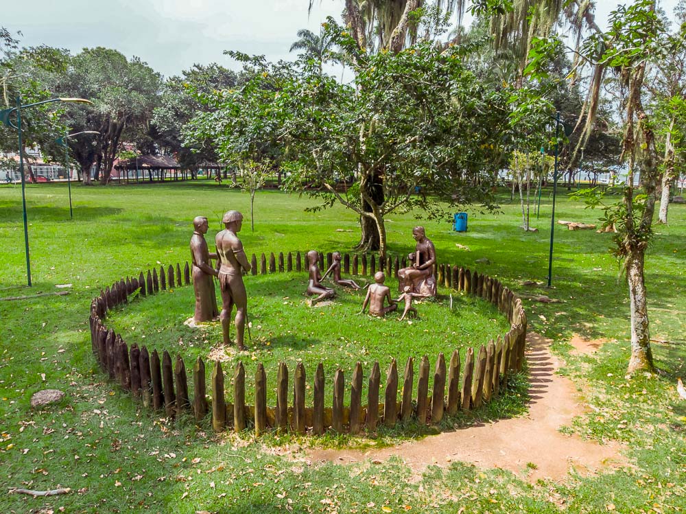 Parque dos Tupiniquins com estátuas e área de jardim