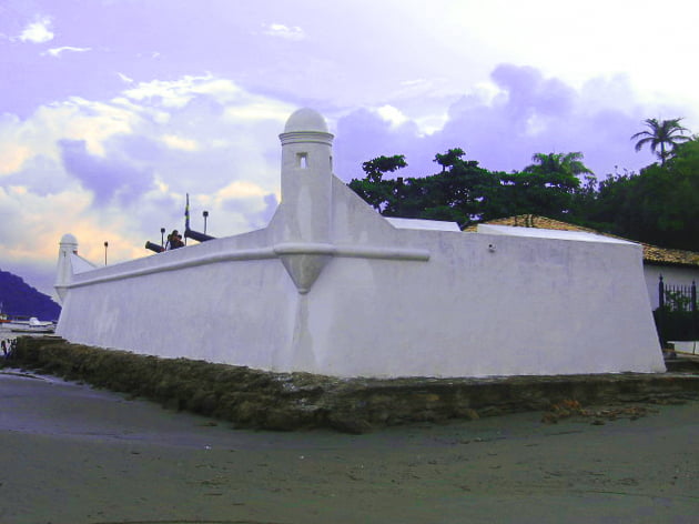 Forte de São João em Bertioga na areia da praia
