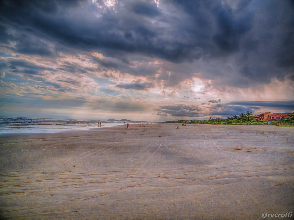 Praia de Guaratuba ao entardecer vazia