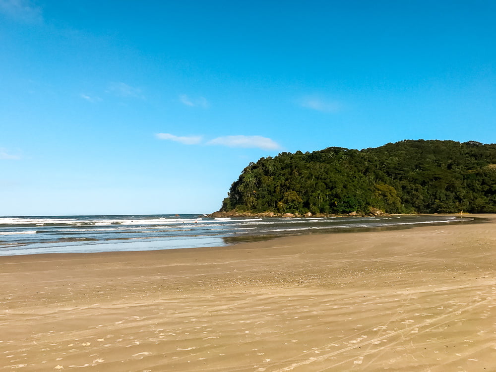 Praia de Itaguaré com faixa de areia extensa