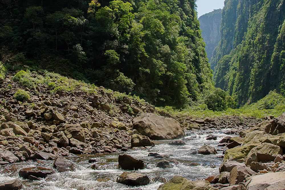 Trecho de rio raso na Trilha Rio do Boi