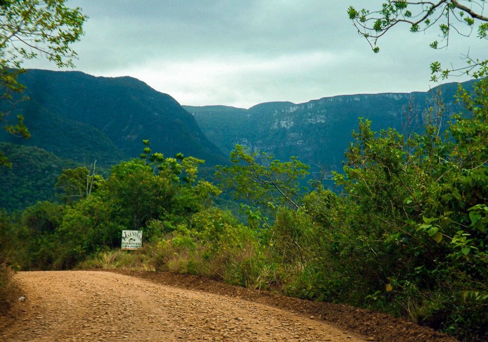 Estrada de terra com vista da Serra do Faxinal