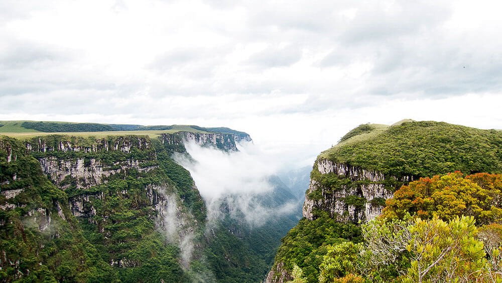 Cânion Fortaleza visto do alto, com nuvens sobre os paredões