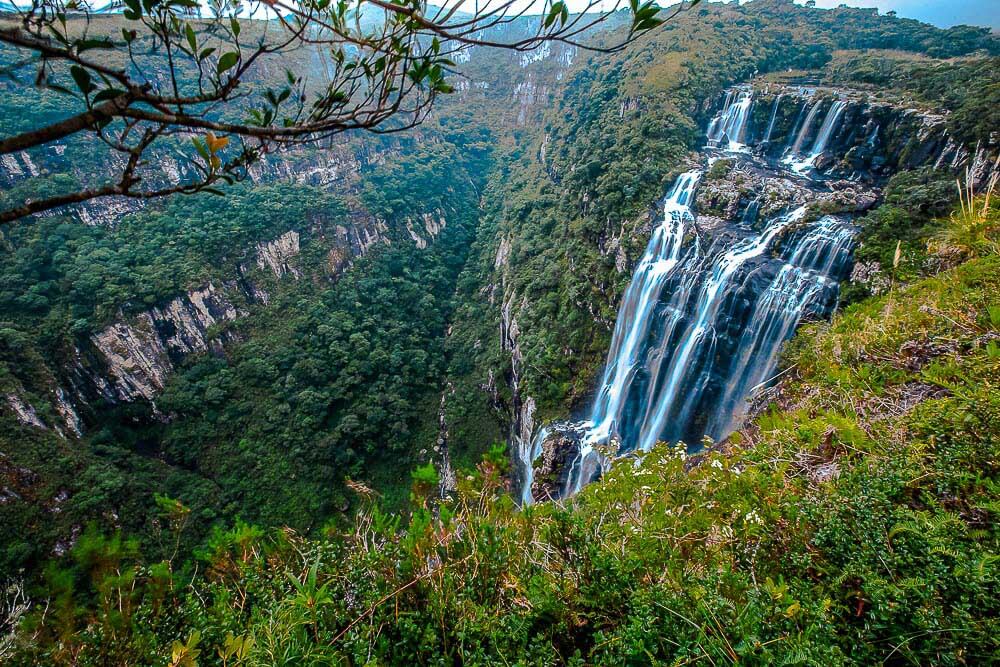 Cachoeira do Tigre Preto em meio aos paredões do Cânion Fortaleza 