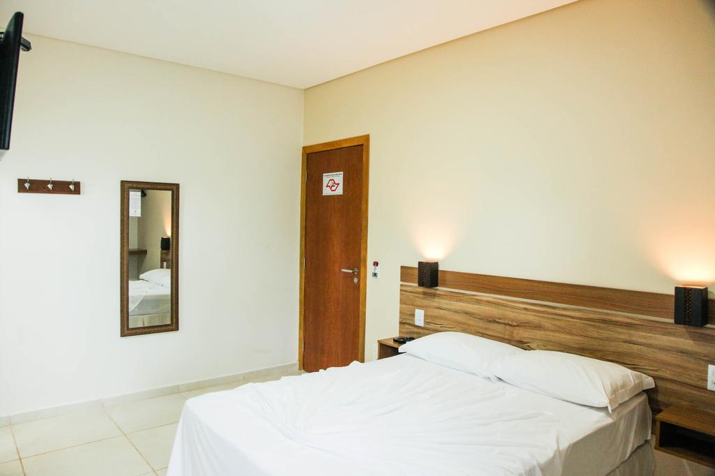 Quarto espaçoso com cama de casal