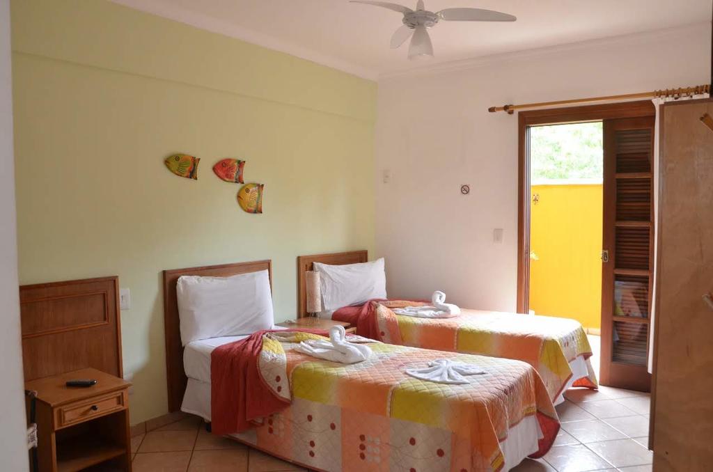 Quarto com duas camas de solteiro