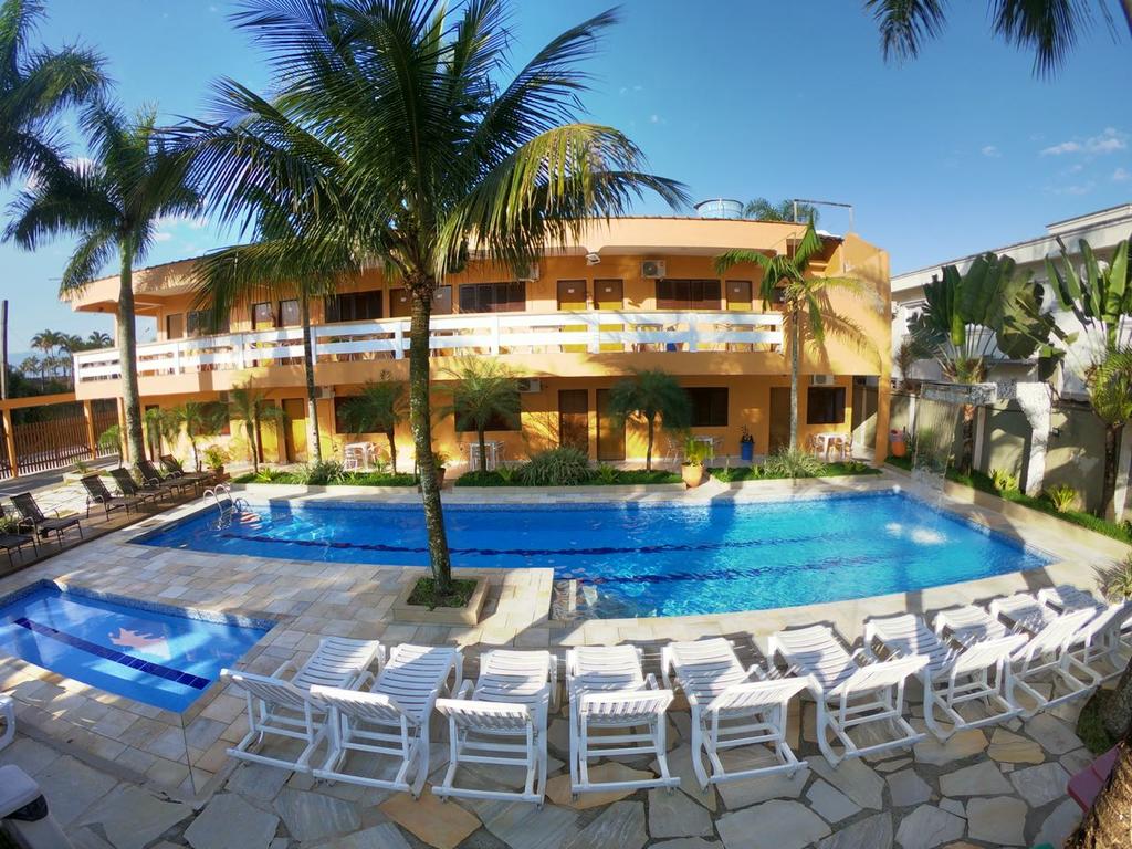 Fachada da pousada e das piscinas ao ar livre