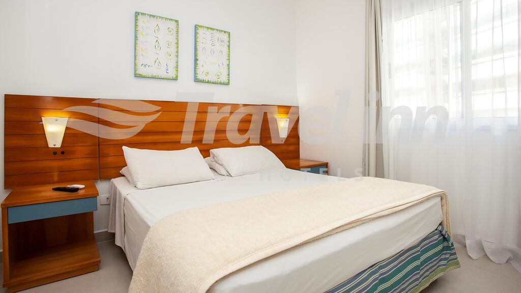 Quarto com cama de casal confortável em flat em Bertioga