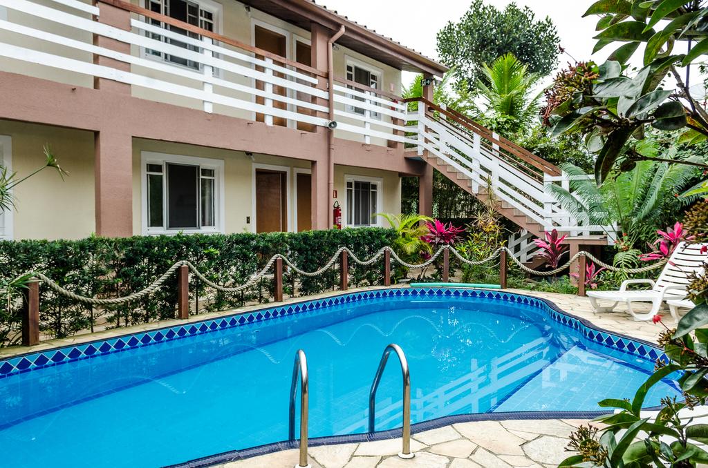 Piscina ao ar livre rodeada por jardim