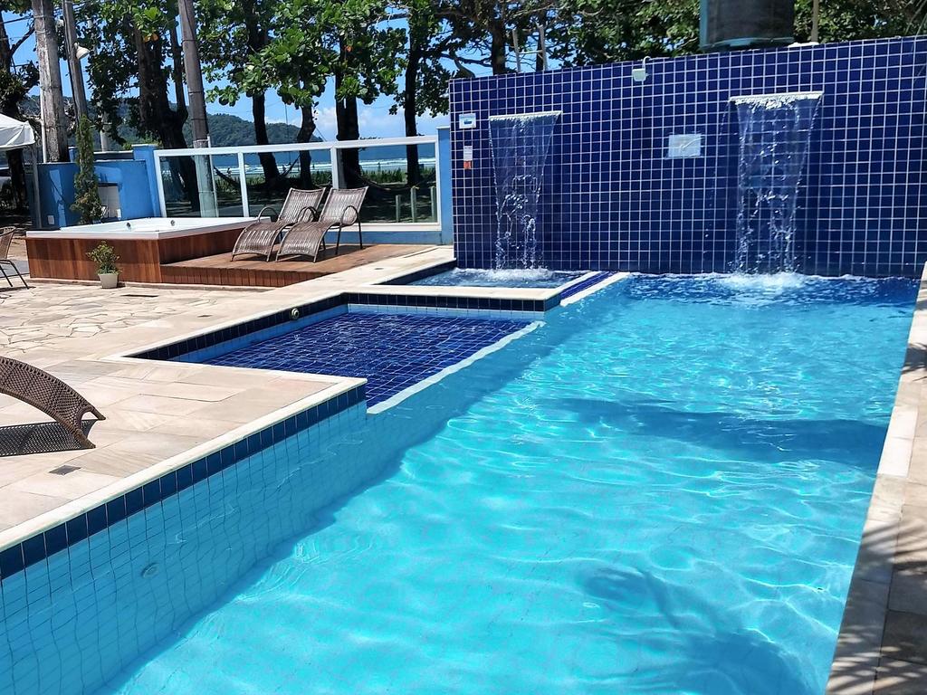 Piscina com pequenas cascatas d´água