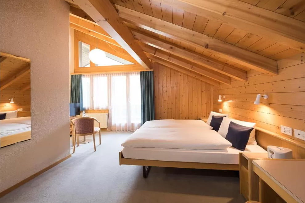 Quarto espaçoso com cama de casal em hotel em Kandersteg