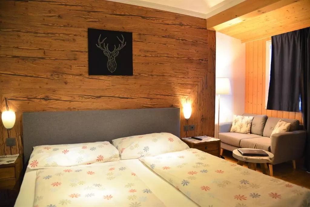Quarto com cama de casal e decoração moderna