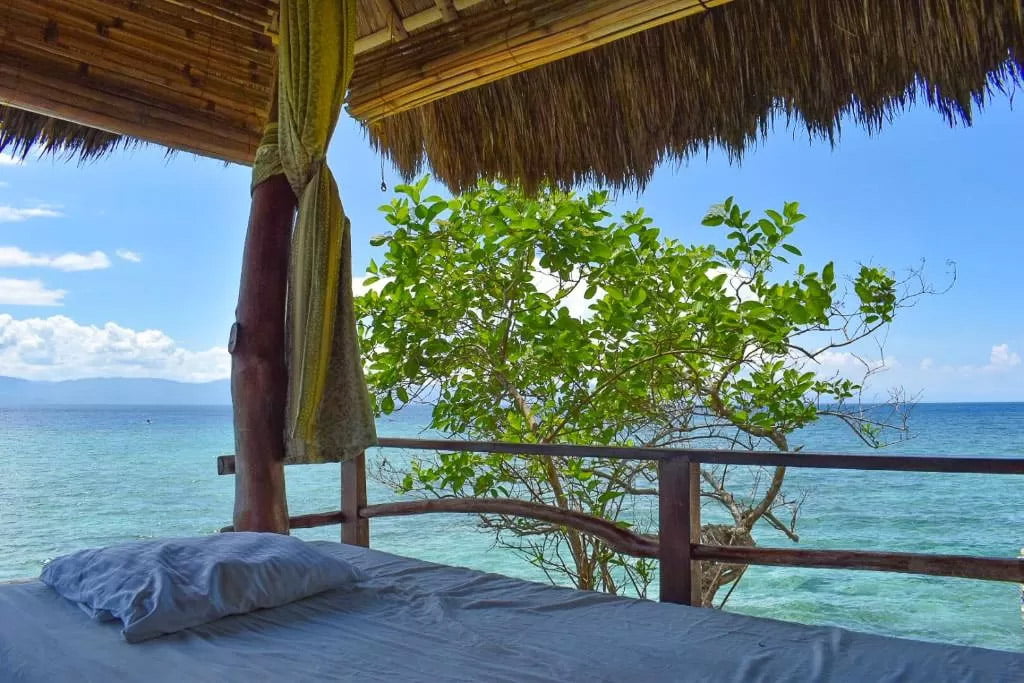 Área de massagem com vista para o mar em Kawasan