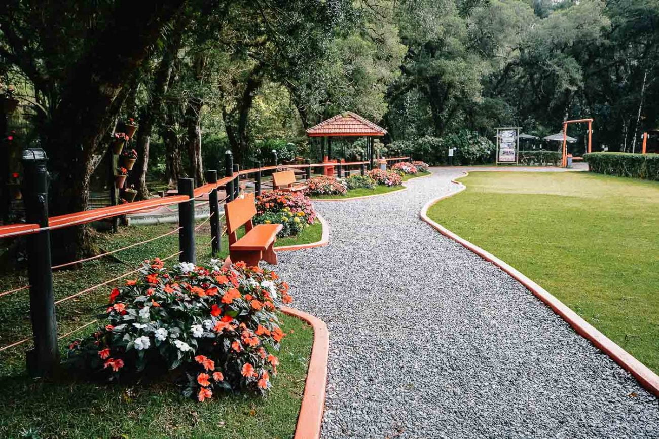 Bosque do Silêncio com jardim e bancos