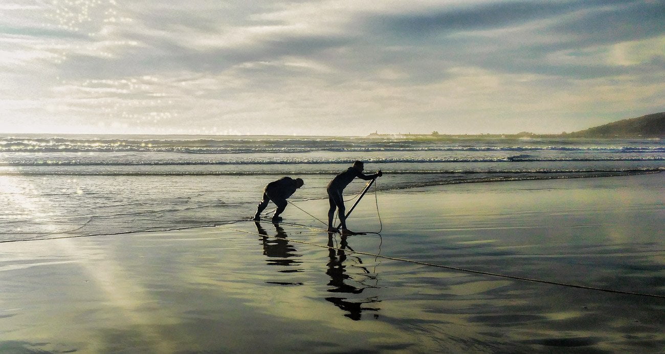 Pescadores na Praia de Mar Grosso em Laguna