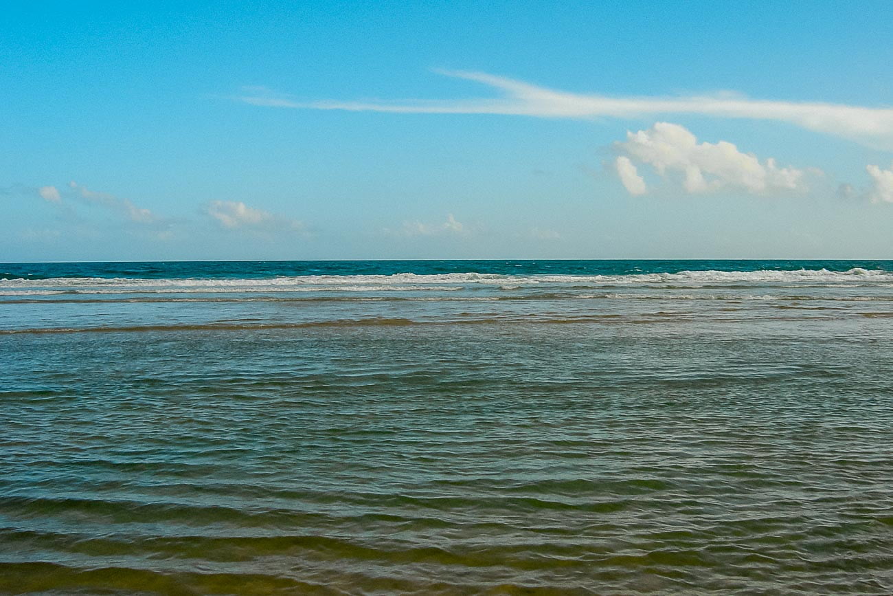 Águas calmas e claras da Praia do Cardoso em Laguna SC