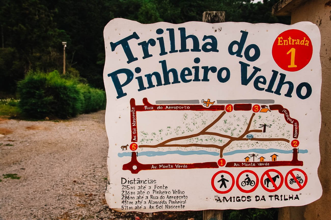 Placa indicando a Trilha do Pinheiro Velho