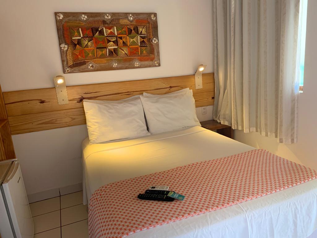 Quarto simples com decoração praiana