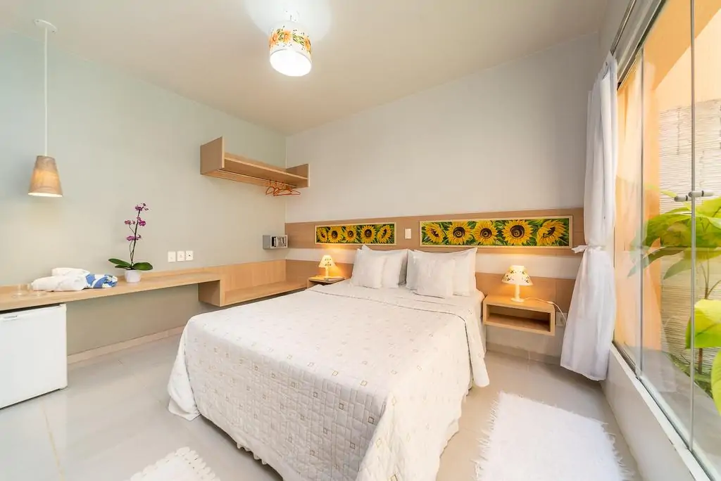 Quarto elegante de casal com decoração rústica e clean em pousada em São Miguel dos Milagres
