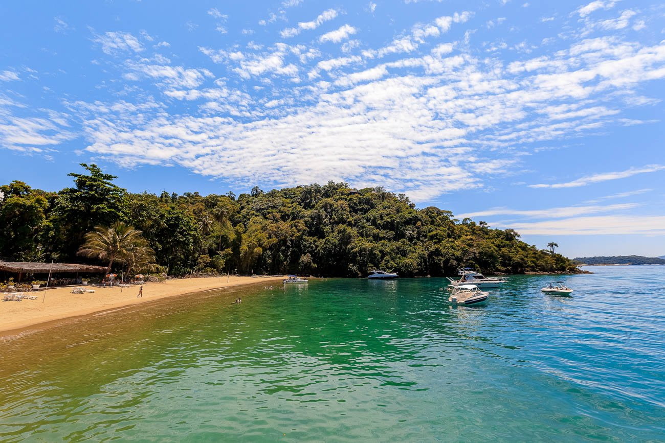 Mar de água esverdeada da Ilha Gipoia