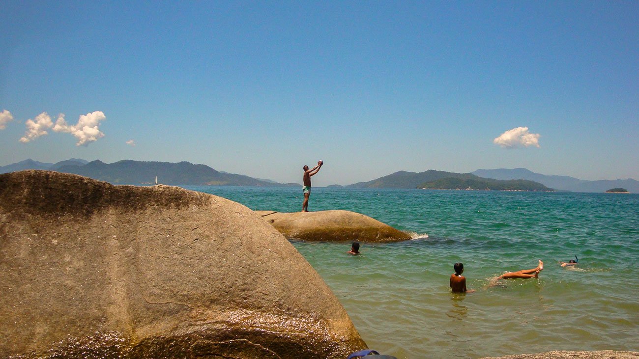Pedras grandes na Praia Secreta