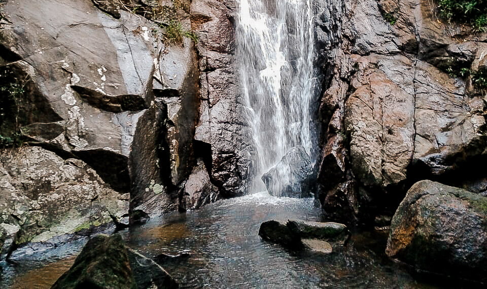 Queda da cachoeira da feiticeira formando um poço