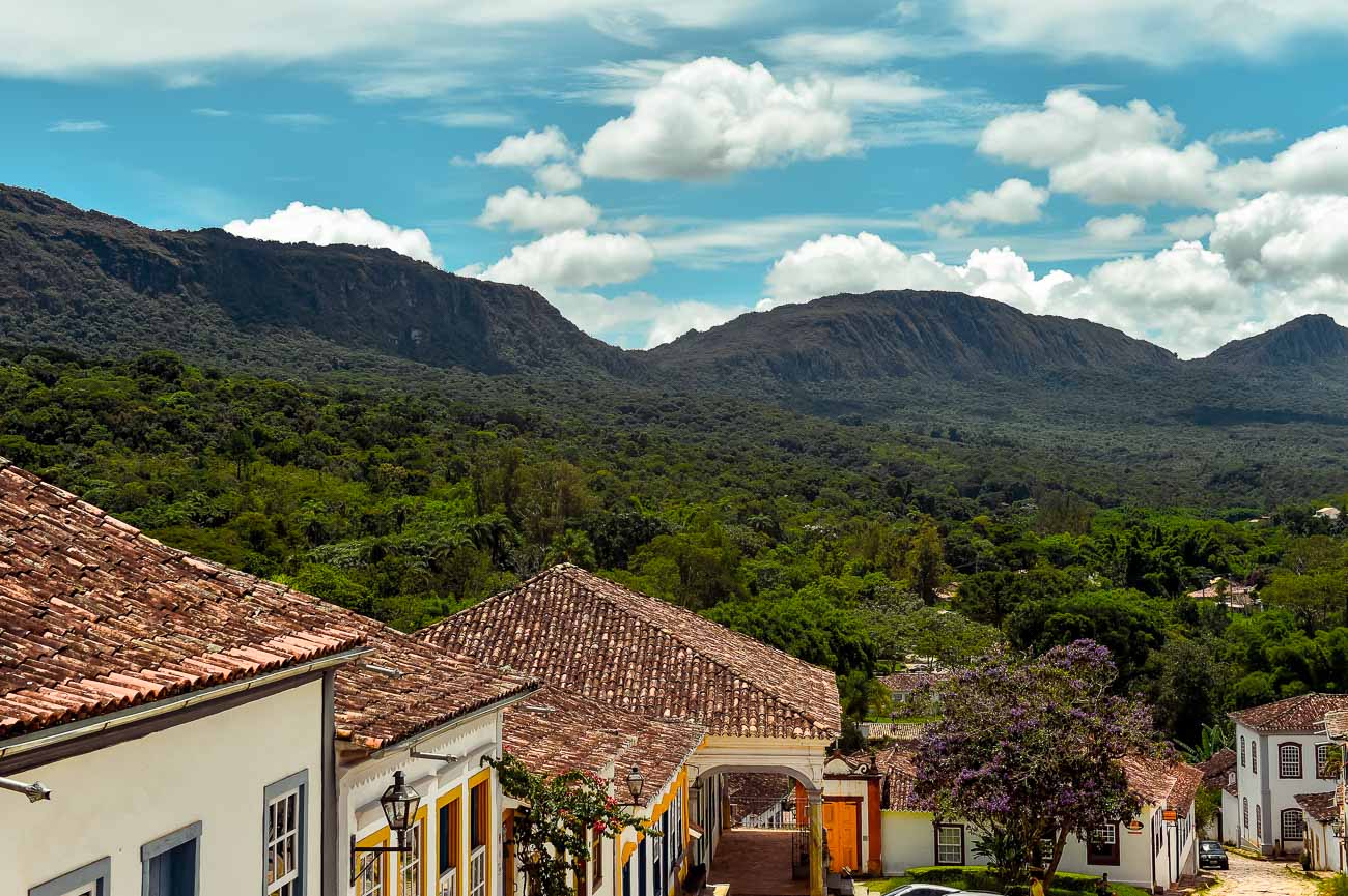 Vista do alto de uma rua de Tiradentes da Serra São José ao fundo