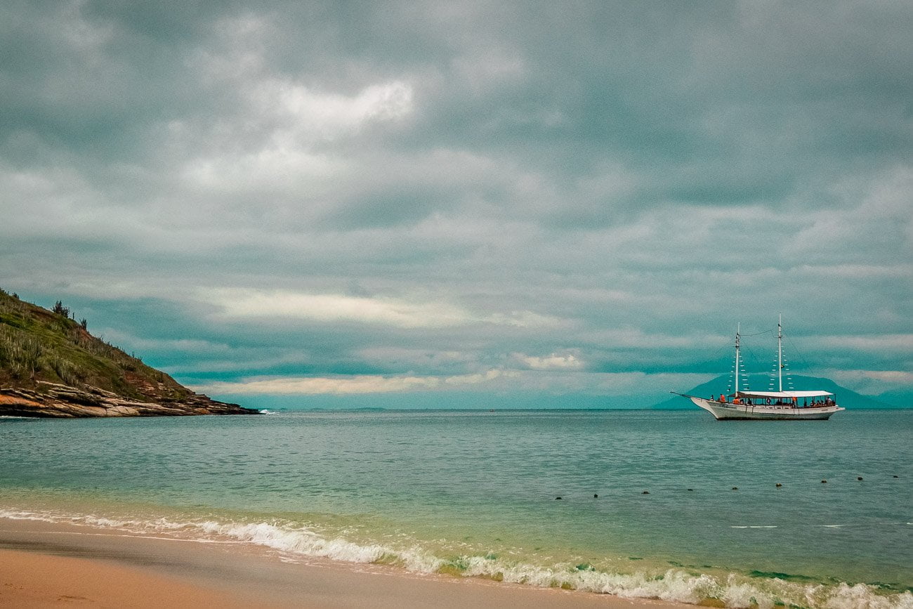 Mar da praia de João Fernandes com escuna 