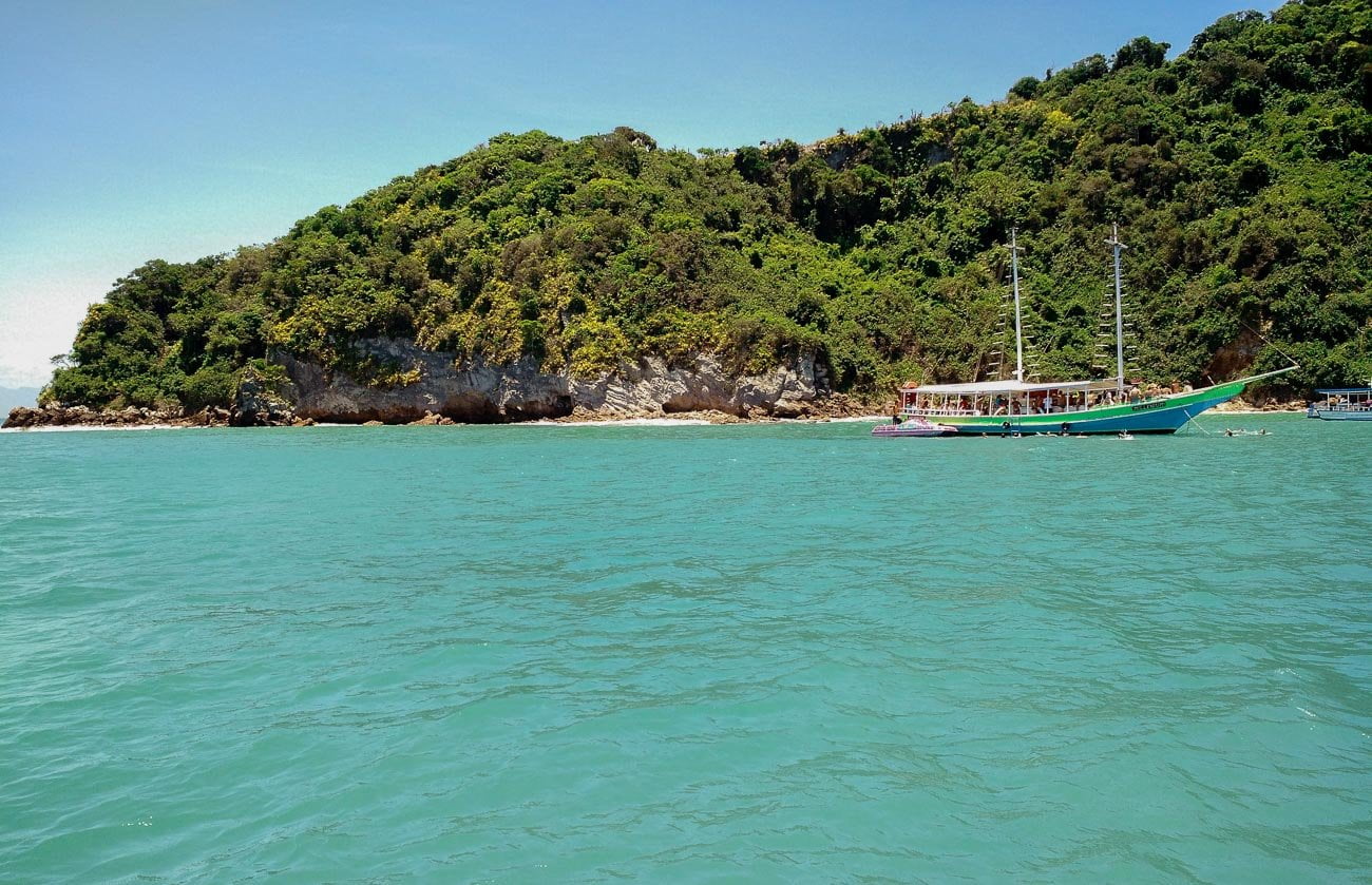 Ilha Feia em Búzios com água azul cristalina