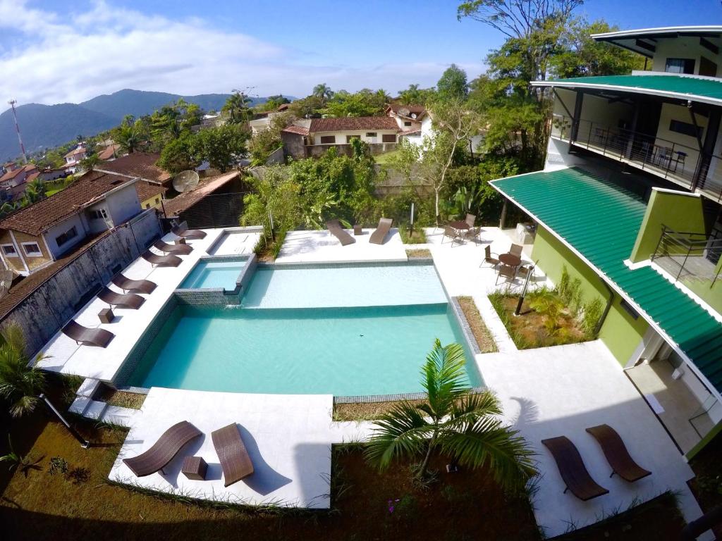 Vista de cima de piscina ao ar livre com espreguiçadeiras